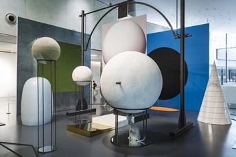 展示在博物馆里的大型雕塑