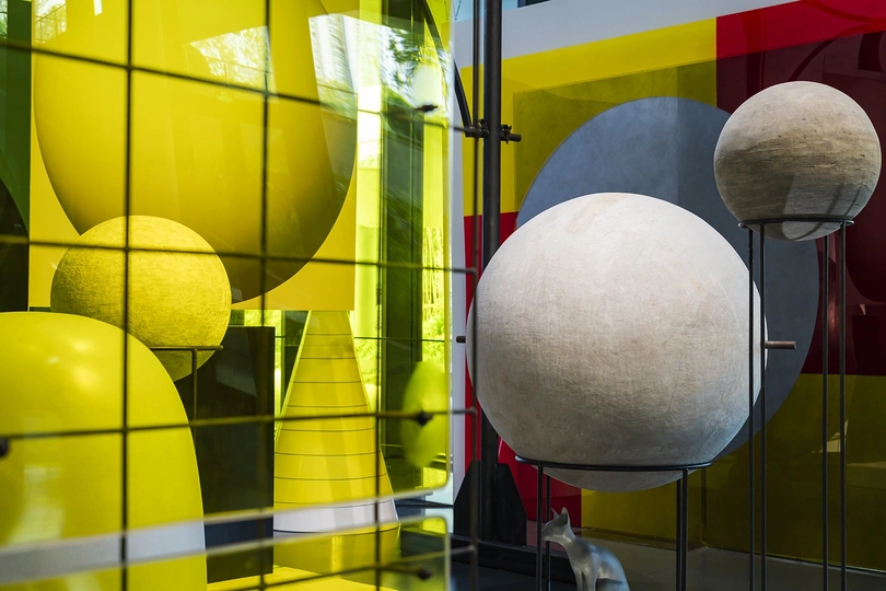 黄色和灰色球在窗户里