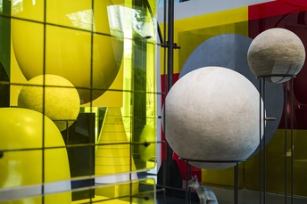 黄色和灰色球在窗户里