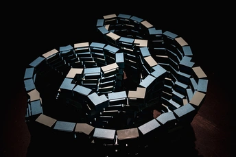 一个黑色桌子 上面堆满了方块和镜子。