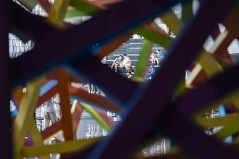 一群人站在彼此旁边