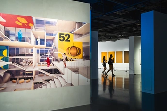 人们穿过一个艺术展览