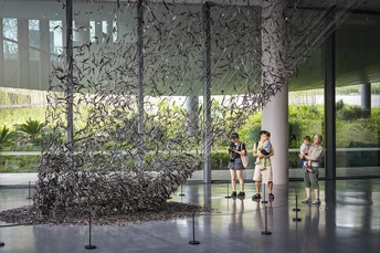 一些人在一尊雕塑前站立