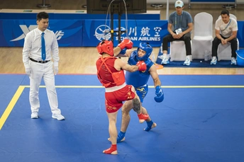 一个人在篮球场上 背景中有人