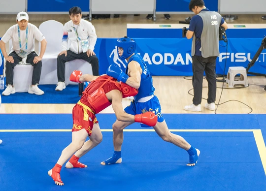 摔跤手在蓝色垫子上进行运动