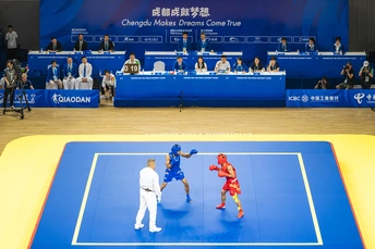 打网球的男子在蓝色和黄色的球场