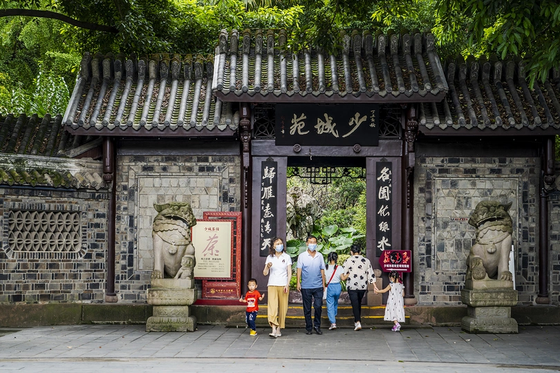 一家子在建筑入口处拍照