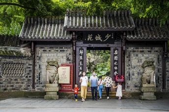 一家子在建筑入口处拍照