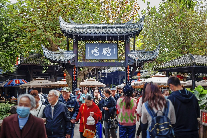 一群戴口罩的人四处走动