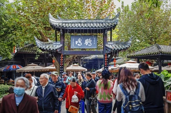 一群戴口罩的人四处走动