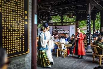 一位穿着传统服装的男性和女性站在一个户外寺庙里。