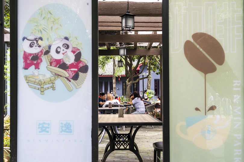 一张在餐厅玻璃门上的熊猫照片