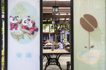 一张在餐厅玻璃门上的熊猫照片