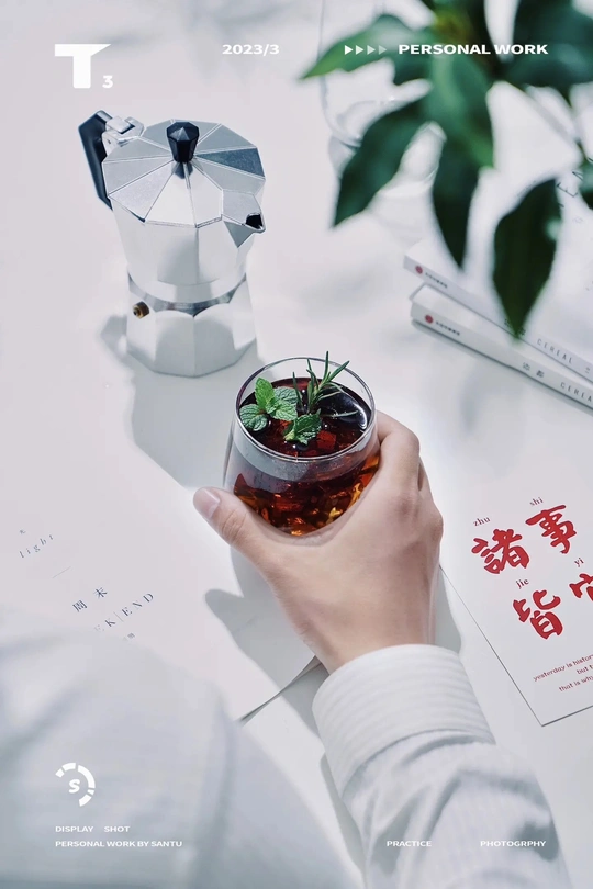 一个人手里拿着一杯茶