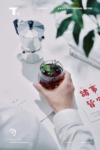 一个人手里拿着一杯茶