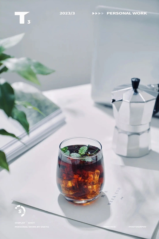 一杯冰茶在桌子上