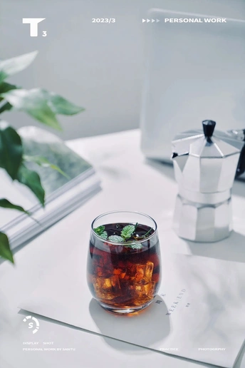 一杯冰茶在桌子上