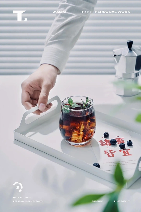 一个人手拿茶杯 托盘上有冰