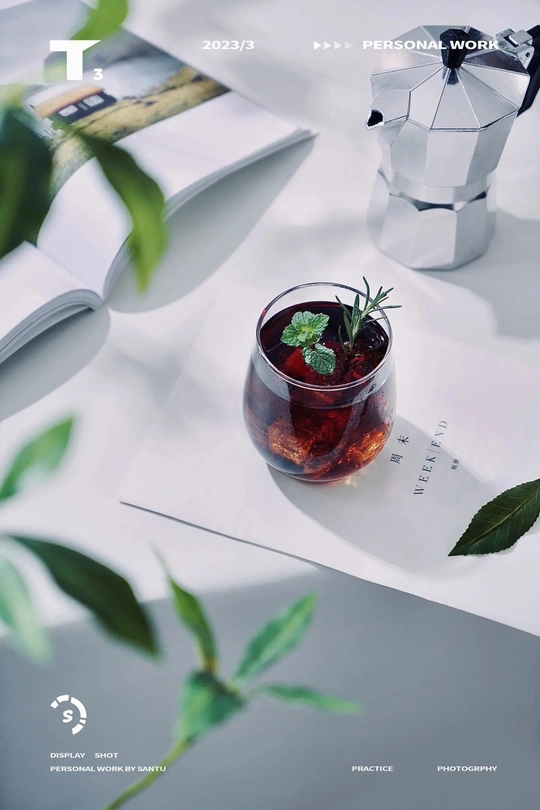 一杯茶和一本书在桌子上