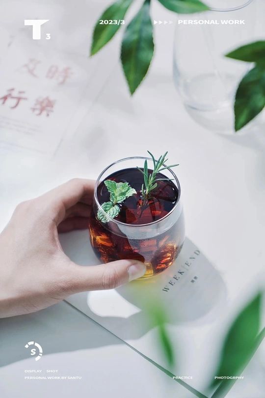 一个人手里拿着一杯茶 里面有植物。