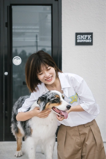 一位年轻女子抱着一只狗在进行拍照拍摄