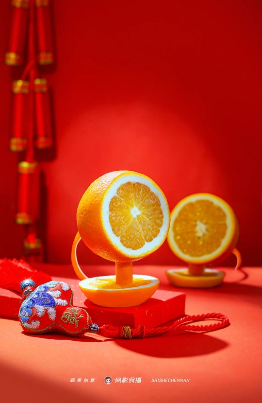 一张红色的桌子 上面有一个桔子