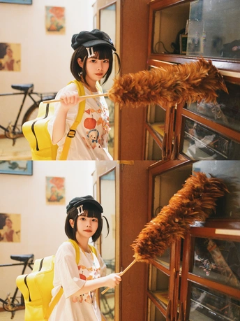 一个戴着头盔的小女孩拿着一把带有羽毛的扫帚