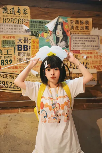 一位年轻女子举着一把伞遮在头上