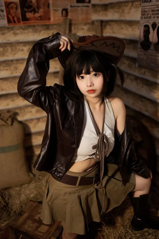 一位戴黑色帽子裙子的女士