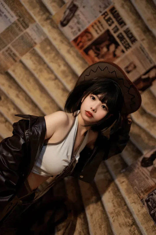 一位戴黑色帽子的人在摆姿势