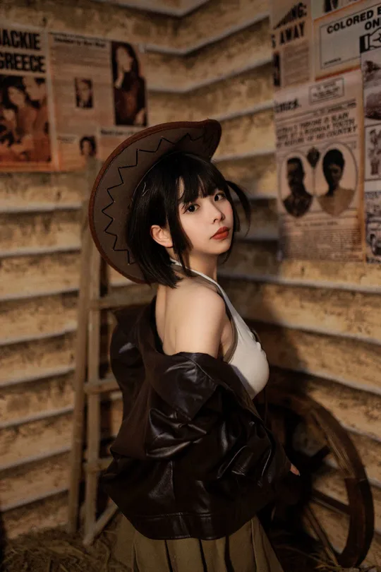 一位穿着黑白连衣裙和帽子的人在摆姿势