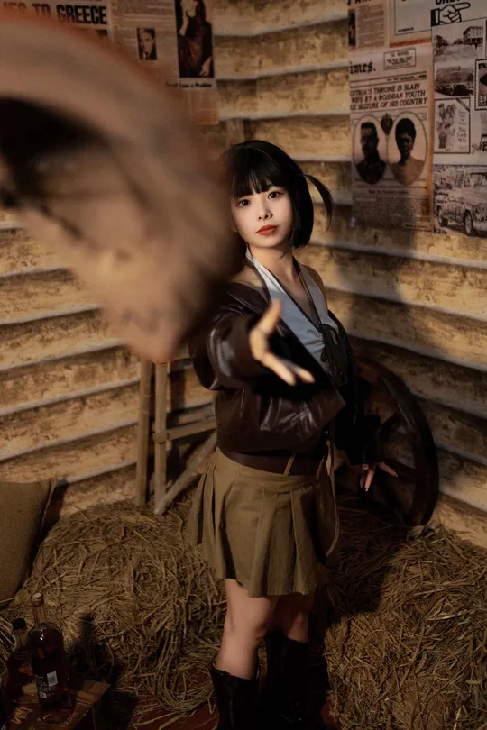 一个站在房间里拿着枪的女人