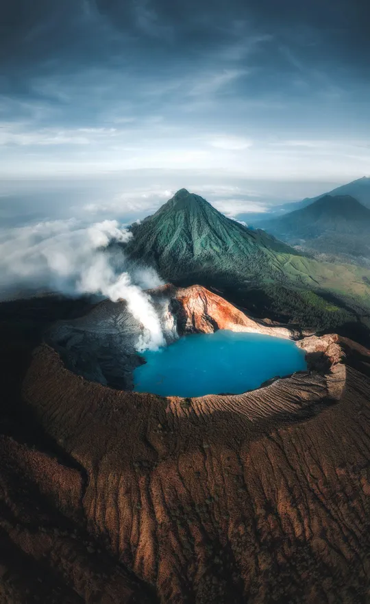 环绕着山脉和云雾的蓝色湖泊