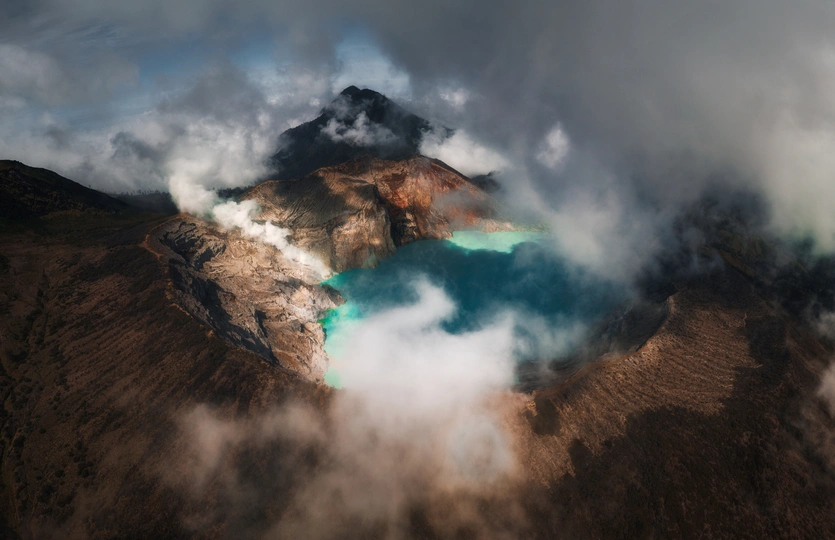 湖中的岛屿 背景是山脉 天空中云朵