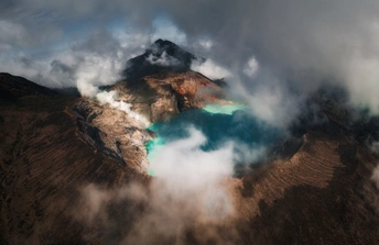 湖中的岛屿 背景是山脉 天空中云朵