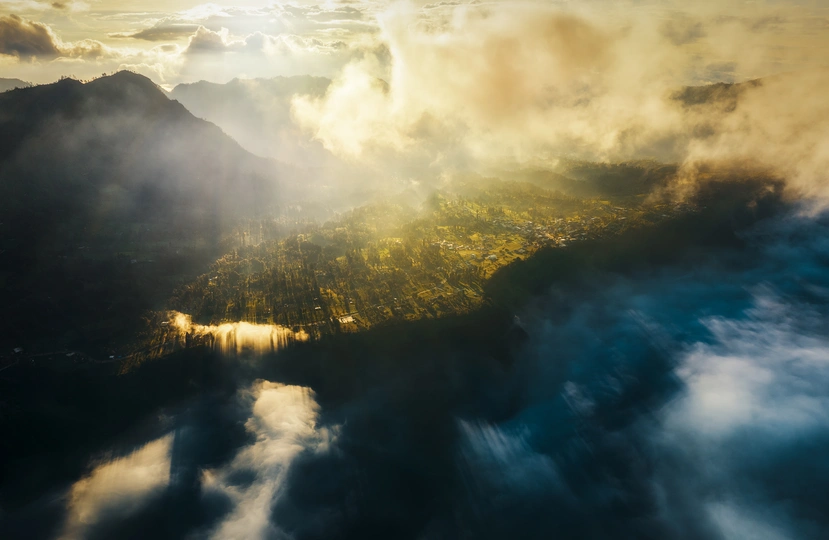 背景有山丘和天空中的云朵的湖泊照片