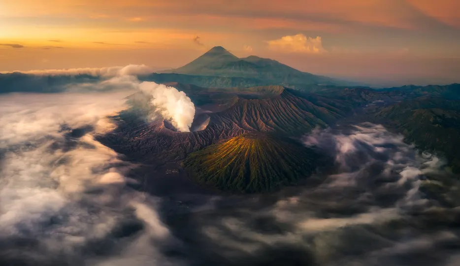 日出时喷涌着云海的山火山