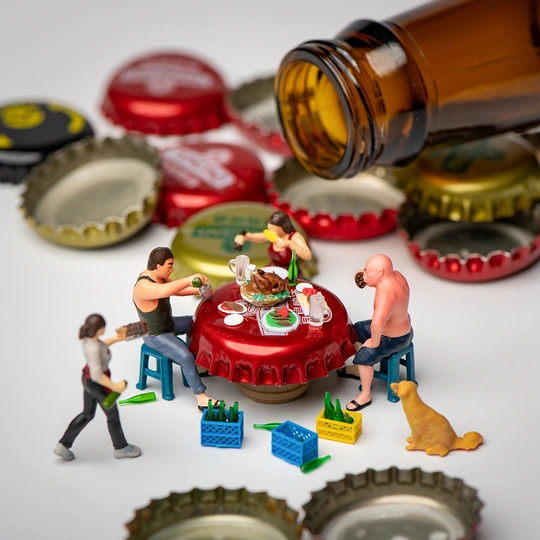 人们在瓶装啤酒周围摆弄的玩偶