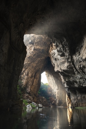 洞穴中有一个大开口 里面有水和光线。
