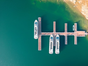 水上的一座码头和一艘船的空中视角