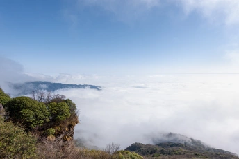 远处的云海和山脉