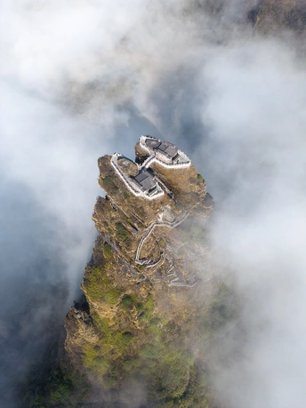山顶城堡 周围被云雾环绕