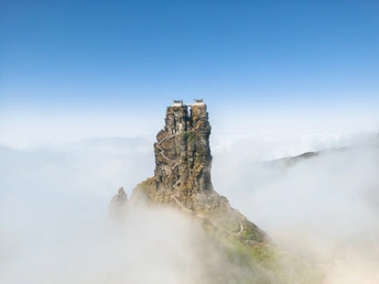 山顶城堡 云雾缭绕