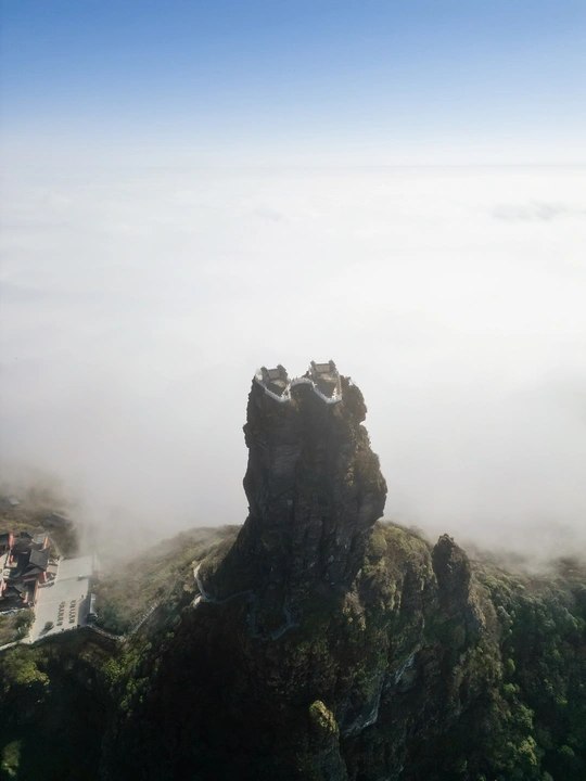 山顶上的岩石形成的云海