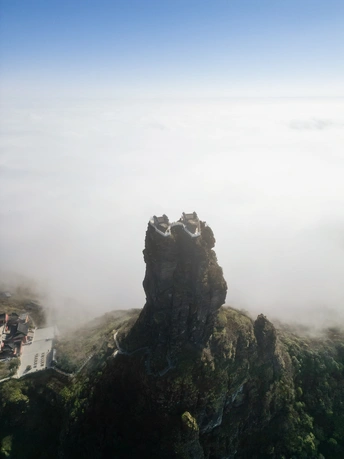 山顶上的岩石形成的云海