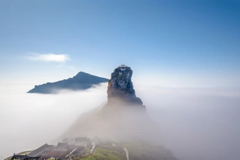 雾气缭绕的山顶村庄