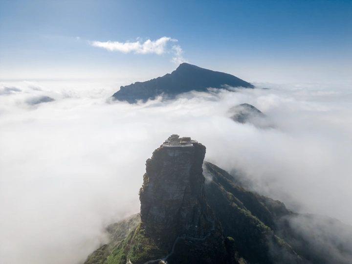 云海中的山顶