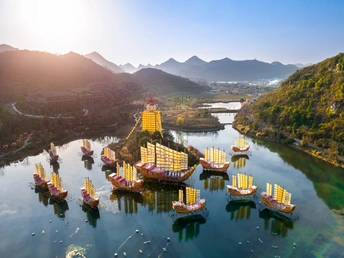 湖边城市附近漂浮的一艘大型船