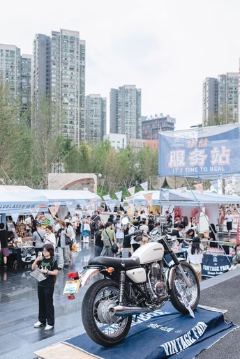 展示在节日上的摩托车 周围有一群人。