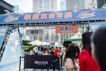 人群在活动上的照片